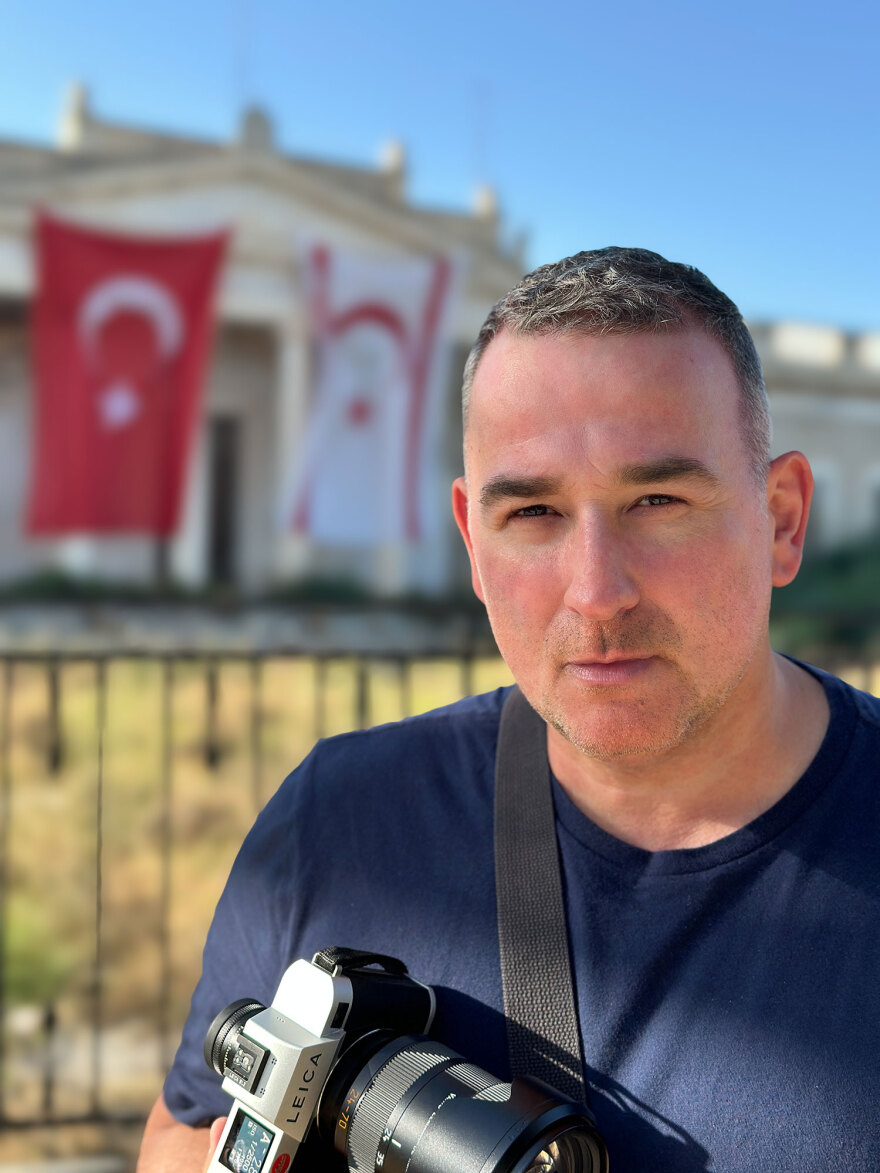 «Αμμοχώστος 3,5%»: Ο Σωτήρης Δανέζης φωτογραφίζει την πόλη-φάντασμα πίσω από το συρματόπλεγμα