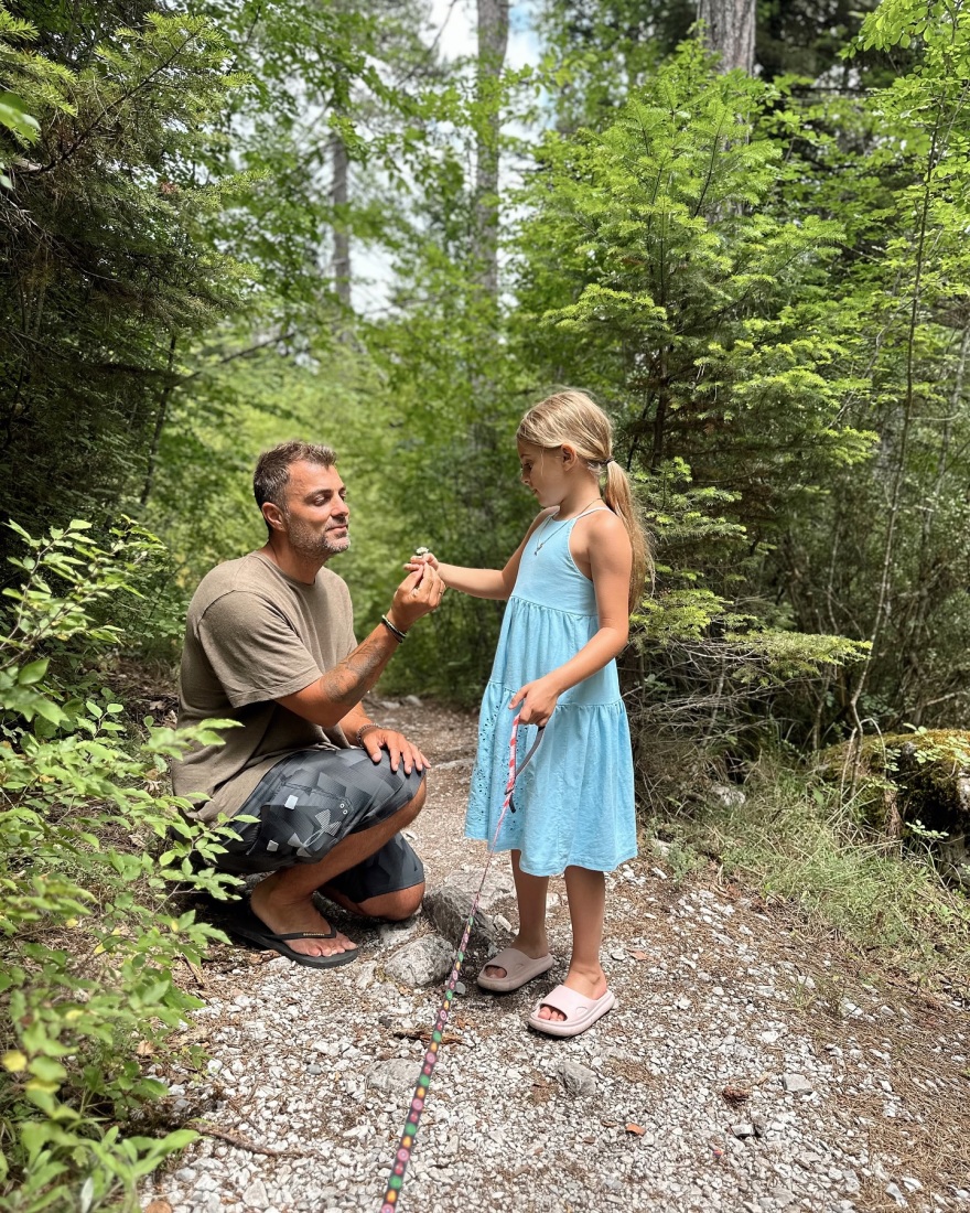 Όλγα Πηλιάκη: Φωτογραφίζεται με λεοπάρ μπικίνι μπροστά από καταρράκτες