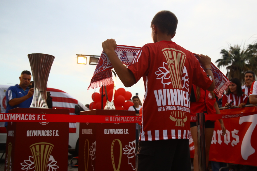 Ολυμπιακός: Στην Πάρο οι ευρωπαϊκές κούπες - Βίντεο, φωτογραφίες 