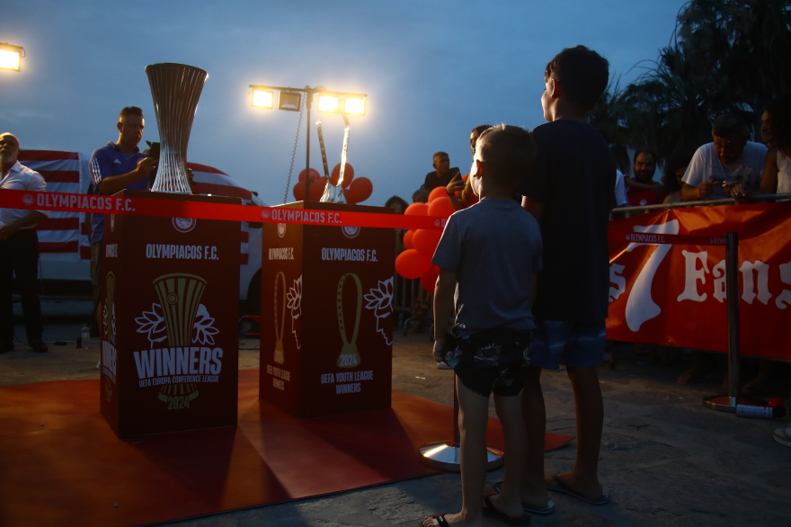 Ολυμπιακός: Στην Πάρο οι ευρωπαϊκές κούπες - Βίντεο, φωτογραφίες 