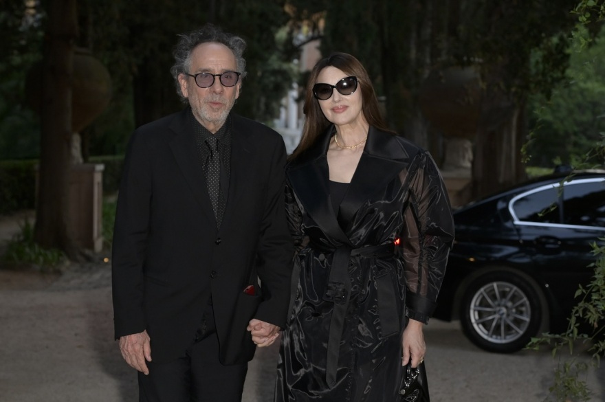 Μόνικα Μπελούτσι: Βραβεύτηκε για τη συνολική της προσφορά στον κινηματογράφο και ο Τιμ Μπάρτον δεν σταμάτησε να τη φιλάει