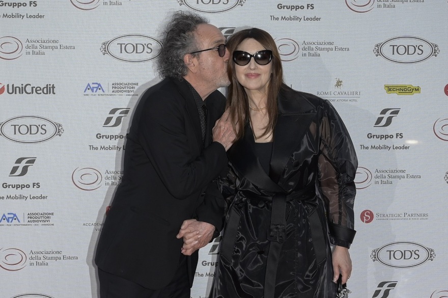 Μόνικα Μπελούτσι: Βραβεύτηκε για τη συνολική της προσφορά στον κινηματογράφο και ο Τιμ Μπάρτον δεν σταμάτησε να τη φιλάει