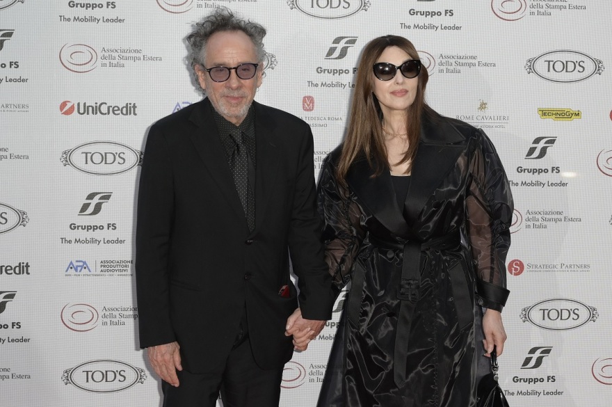 Μόνικα Μπελούτσι: Βραβεύτηκε για τη συνολική της προσφορά στον κινηματογράφο και ο Τιμ Μπάρτον δεν σταμάτησε να τη φιλάει