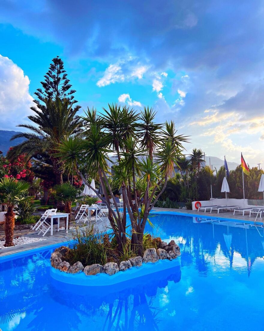 Πόπη Μαλλιωτάκη: Ποζάρει τόπλες στις διακοπές της στην Κρήτη