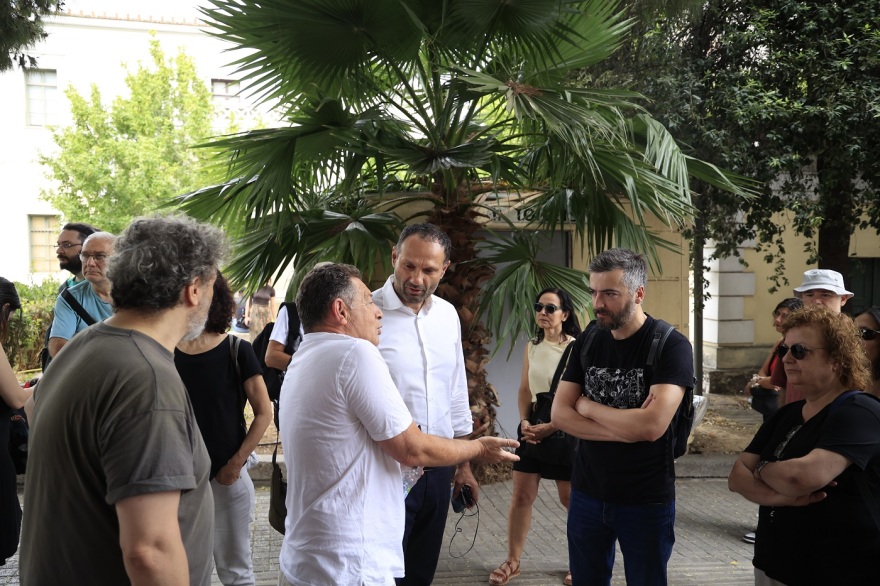 Εργαζόμενοι της Αυγής στον Κασσελάκη on camera: Μας έκλεισες χωρίς να συζητήσουμε - Mea culpa, τους είπε