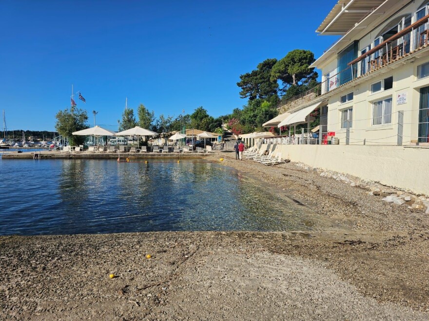 Κέρκυρα: Απομάκρυναν από παραλία παράνομα τραπεζοκαθίσματα και ξαπλώστρες