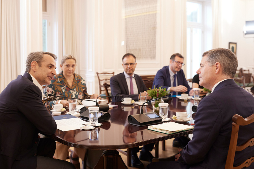 Συνάντηση Μητσοτάκη με τον πρόεδρο του Eurogroup: «Οι ελληνικές επιδόσεις από τις πιο θετικές ιστορίες στην Ευρωζώνη» 