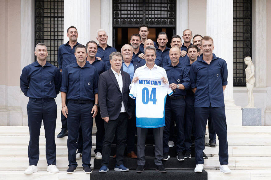 Συναντήθηκε με τους πρωταθλητές του 2004 ο Μητσοτάκης - «Είκοσι χρόνια μετά, μας κάνετε υπερήφανους» είπε στον Ρεχάγκελ