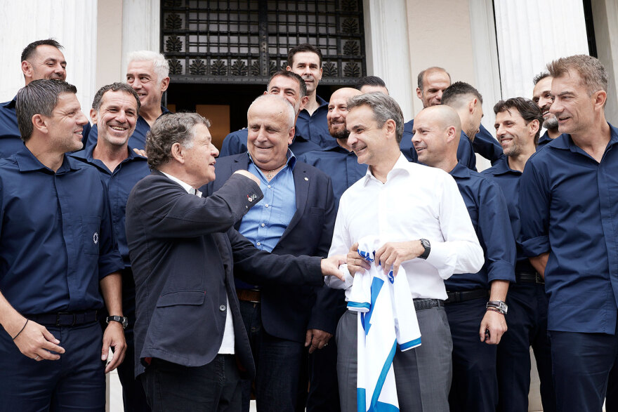 Συναντήθηκε με τους πρωταθλητές του 2004 ο Μητσοτάκης - «Είκοσι χρόνια μετά, μας κάνετε υπερήφανους» είπε στον Ρεχάγκελ