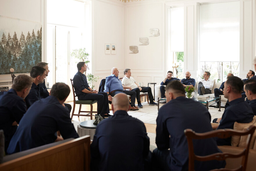 Συναντήθηκε με τους πρωταθλητές του 2004 ο Μητσοτάκης - «Είκοσι χρόνια μετά, μας κάνετε υπερήφανους» είπε στον Ρεχάγκελ