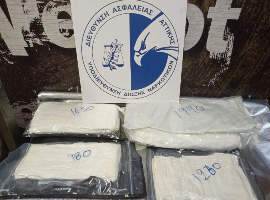 Με δόλωμα πακέτο κάνναβης 3 κιλών έπιασαν διακινητή ναρκωτικών σε νότια προάστια, χώρους αναψυχής και εστιατόρια