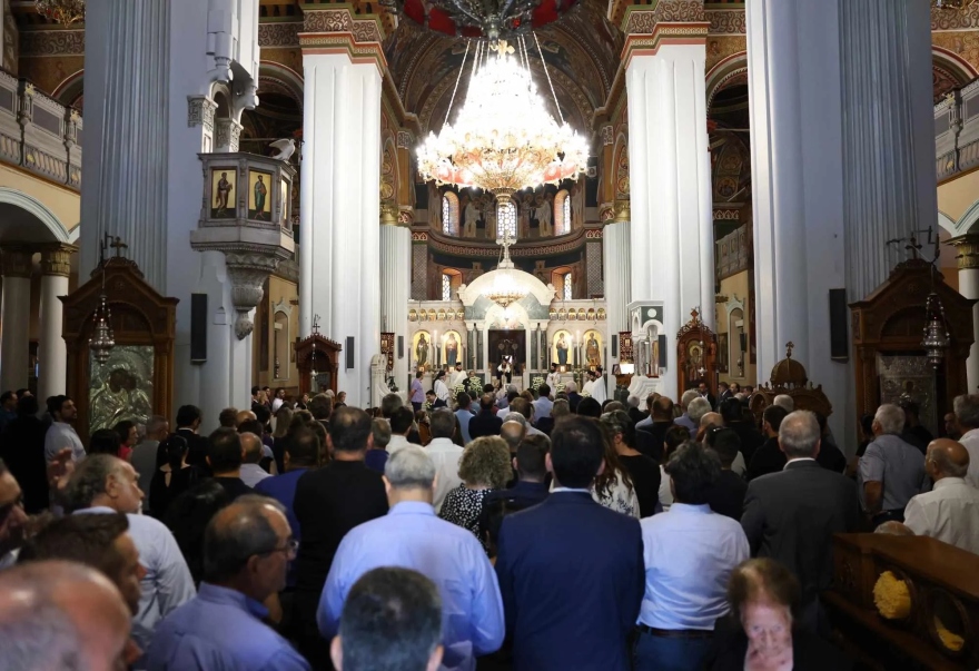 Γιάννης Σμπώκος: Πλήθος κόσμου στην κηδεία του πρωτοπόρου ξενοδόχου στο Ηράκλειο 