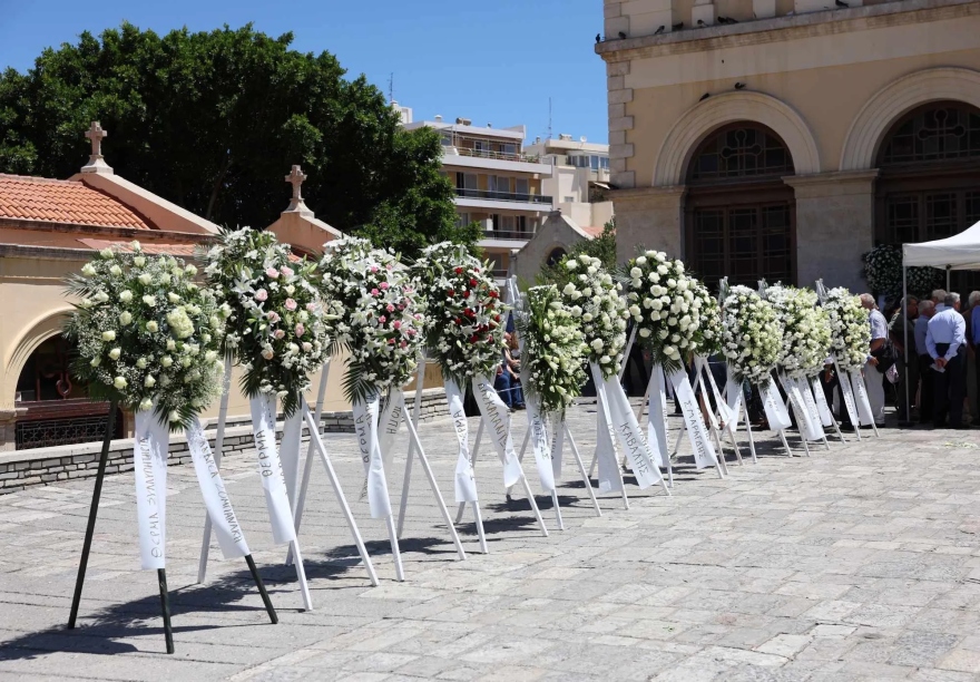 Γιάννης Σμπώκος: Πλήθος κόσμου στην κηδεία του πρωτοπόρου ξενοδόχου στο Ηράκλειο 
