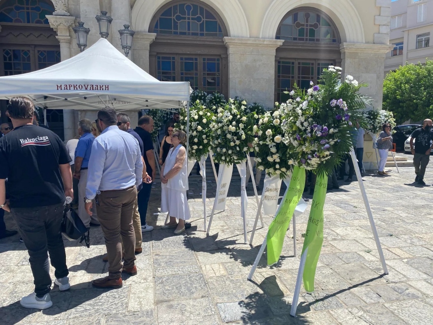 Γιάννης Σμπώκος: Πλήθος κόσμου στην κηδεία του πρωτοπόρου ξενοδόχου στο Ηράκλειο 