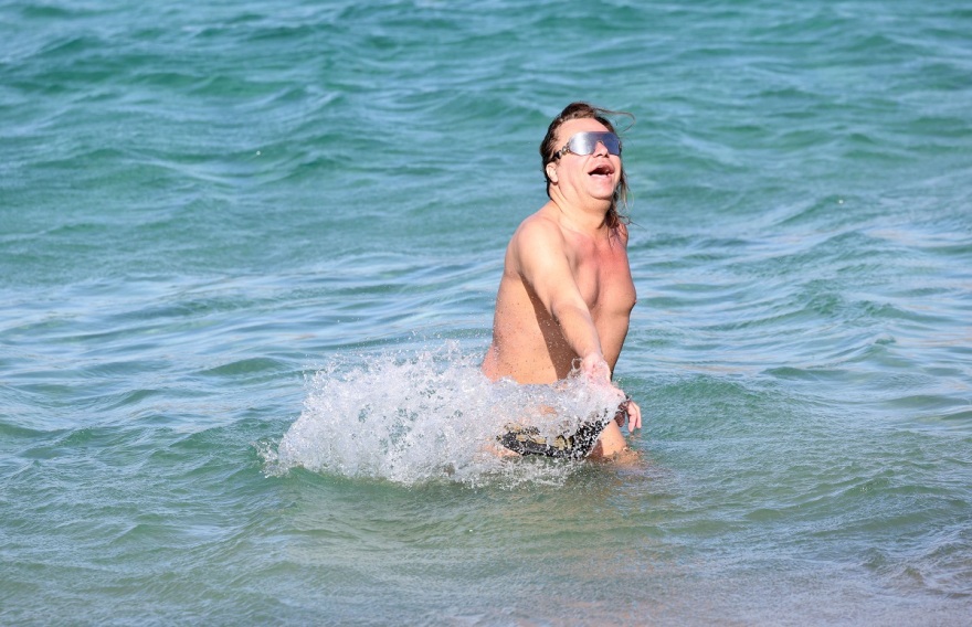 Τρύφωνας Σαμαράς - Βασίλειος Κωστέτσος: Παίζουν στη θάλασσα - Δείτε τις φωτογραφίες