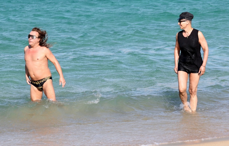 Τρύφωνας Σαμαράς - Βασίλειος Κωστέτσος: Παίζουν στη θάλασσα - Δείτε τις φωτογραφίες