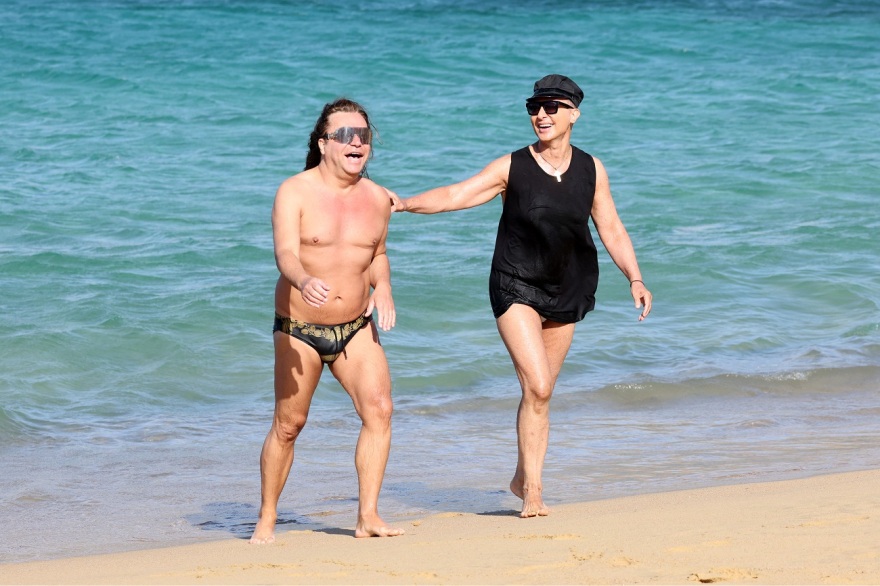 Τρύφωνας Σαμαράς - Βασίλειος Κωστέτσος: Παίζουν στη θάλασσα - Δείτε τις φωτογραφίες