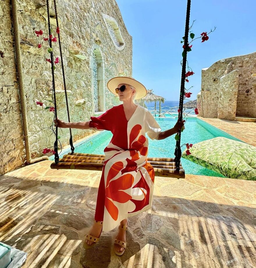 Μέι Μασκ: Μετά την επίσκεψή της στην Αθήνα, η μητέρα του Έλον Μασκ κάνει διακοπές στην Ίο