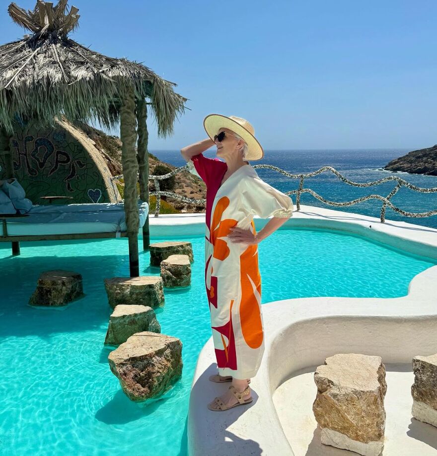 Μέι Μασκ: Μετά την επίσκεψή της στην Αθήνα, η μητέρα του Έλον Μασκ κάνει διακοπές στην Ίο