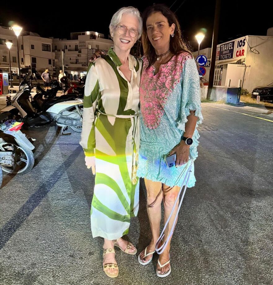 Μέι Μασκ: Μετά την επίσκεψή της στην Αθήνα, η μητέρα του Έλον Μασκ κάνει διακοπές στην Ίο