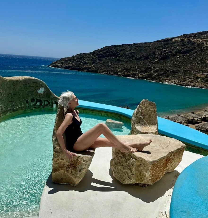 Μέι Μασκ: Μετά την επίσκεψή της στην Αθήνα, η μητέρα του Έλον Μασκ κάνει διακοπές στην Ίο