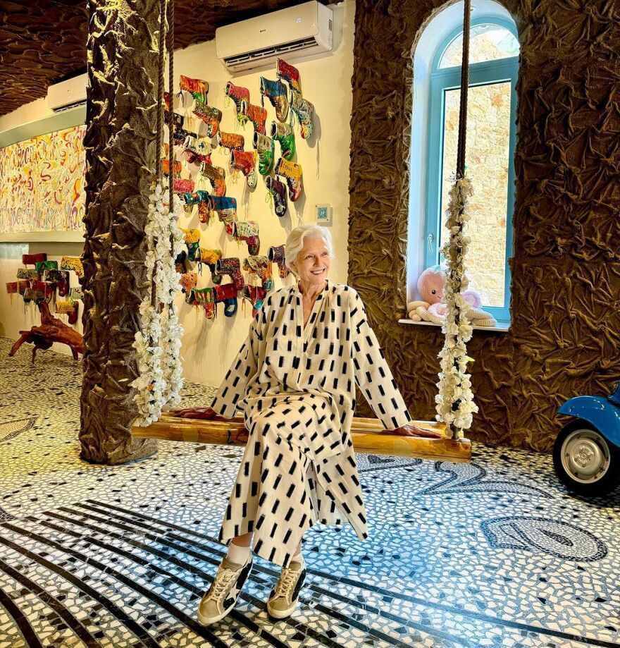 Μέι Μασκ: Μετά την επίσκεψή της στην Αθήνα, η μητέρα του Έλον Μασκ κάνει διακοπές στην Ίο