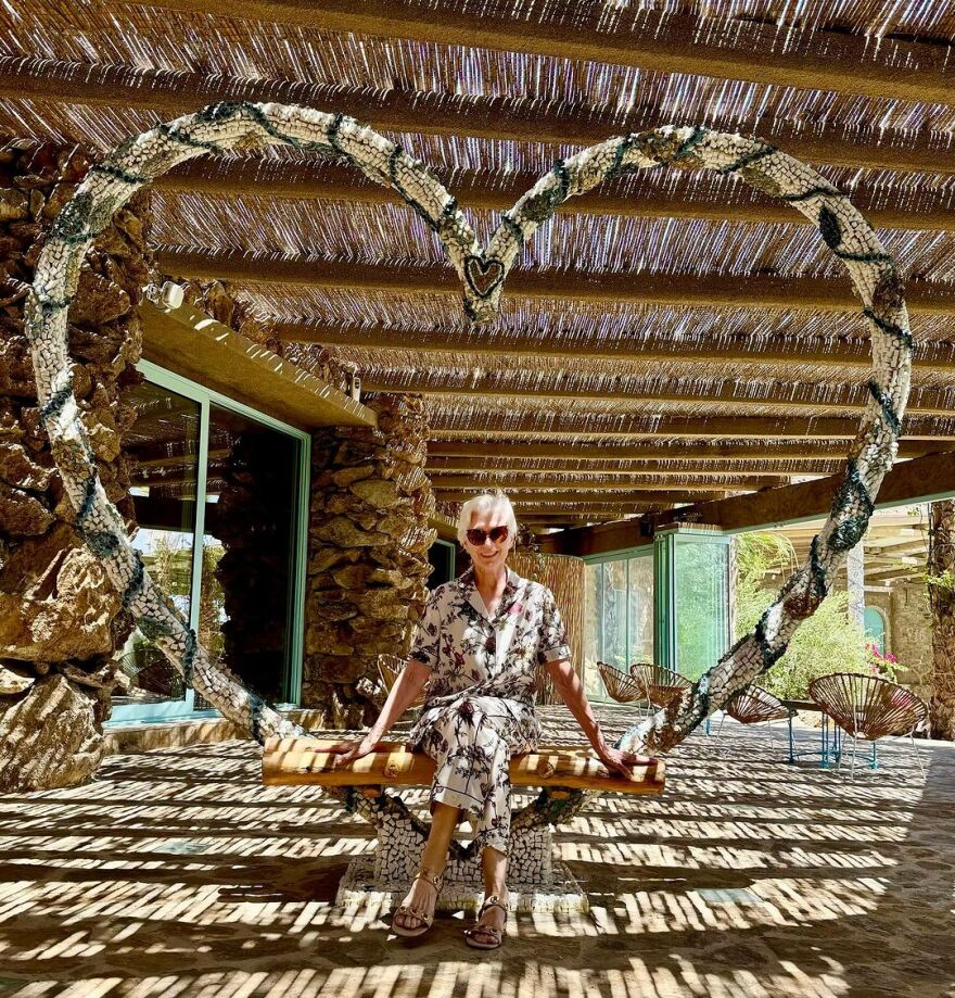 Μέι Μασκ: Μετά την επίσκεψή της στην Αθήνα, η μητέρα του Έλον Μασκ κάνει διακοπές στην Ίο