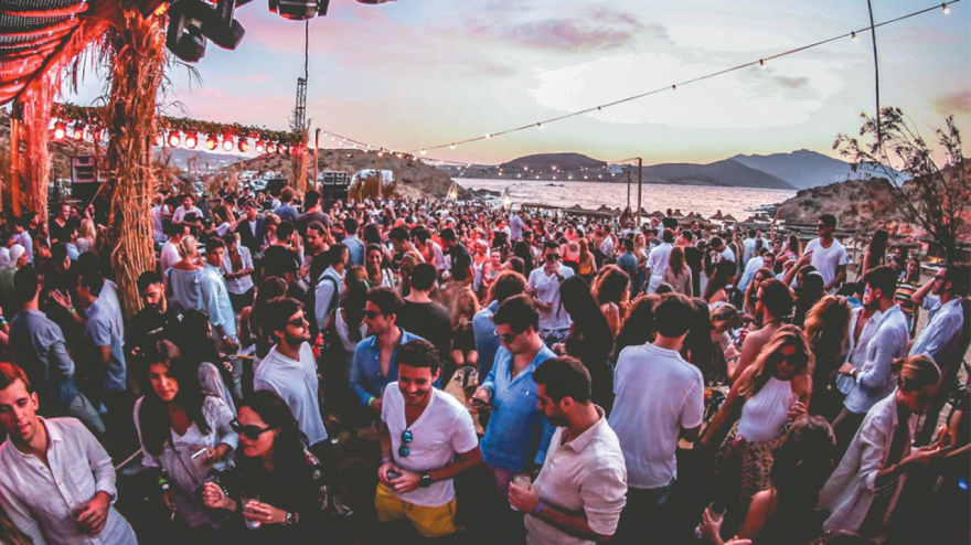 Μύκονος: O Πιέρ Σαρκοζί dj, τα «χρυσά» πάρτι του Black Coffee και ο Γερμανός που άνοιξε τη σαμπάνια των 130.000 ευρώ 