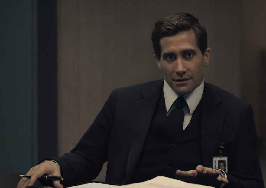 O Τζέικ Τζίλενχαλ δεν φοβάται τη σύγκριση με τον Χάρισον Φορντ στη νέα σειρά που πρωταγωνιστεί