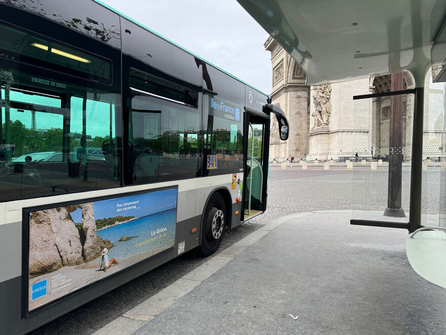 «Άρωμα» Ελλάδας στους δρόμους και το μετρό του Παρισιού - Η καμπάνια του ΕΟΤ 