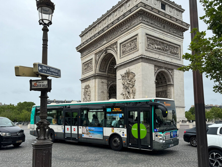 «Άρωμα» Ελλάδας στους δρόμους και το μετρό του Παρισιού - Η καμπάνια του ΕΟΤ 