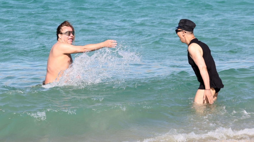 Τρύφωνας Σαμαράς - Βασίλειος Κωστέτσος: Παίζουν στη θάλασσα - Δείτε τις φωτογραφίες