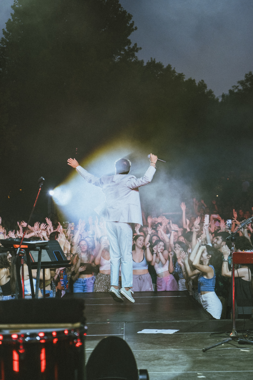 Ο Κωστής Μαραβέγιας στον Κήπο του Μεγάρου με το πιο cool ανερχόμενο brand