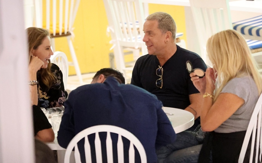 Γιώργος Μαζωνάκης: Οι βόλτες του στα σοκάκια της Μυκόνου - Δείτε φωτογραφίες