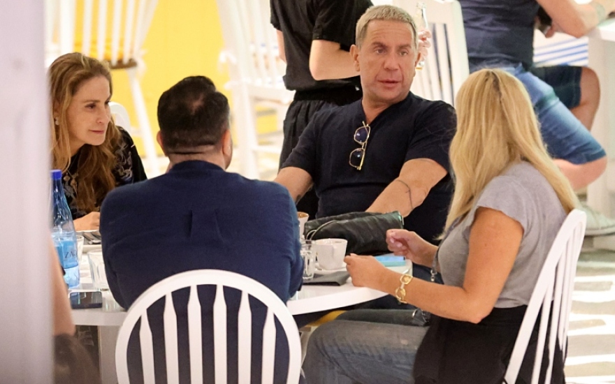 Γιώργος Μαζωνάκης: Οι βόλτες του στα σοκάκια της Μυκόνου - Δείτε φωτογραφίες