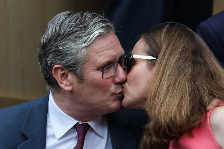 Εκλογές στη Βρετανία: Ποια είναι η σύζυγος του νέου πρωθυπουργού - Εβραϊκής καταγωγής, της έκανε πρόταση γάμου στην Ελλάδα