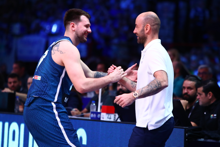 Προολυμπιακό 2024: Η αγκαλιά του Σπανούλη με τον Ντόντσιτς πριν το τζάμπολ 