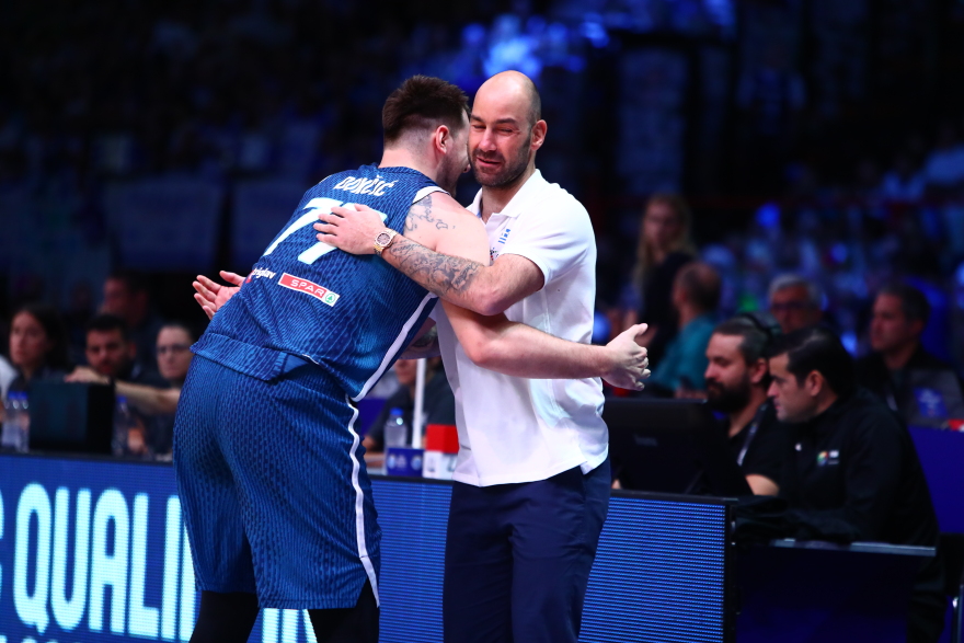 Προολυμπιακό 2024: Η αγκαλιά του Σπανούλη με τον Ντόντσιτς πριν το τζάμπολ 