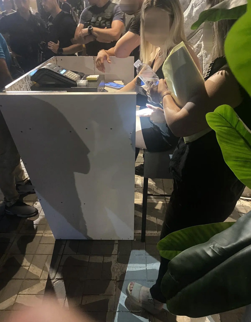 Γκάζι: Μεγάλη αστυνομική επιχείρηση τη νύχτα με έξι συλλήψεις - Χειροπέδες σε «μπράβο» που χτύπησε αυτοκίνητο με γκλοπ - Δείτε βίντεο