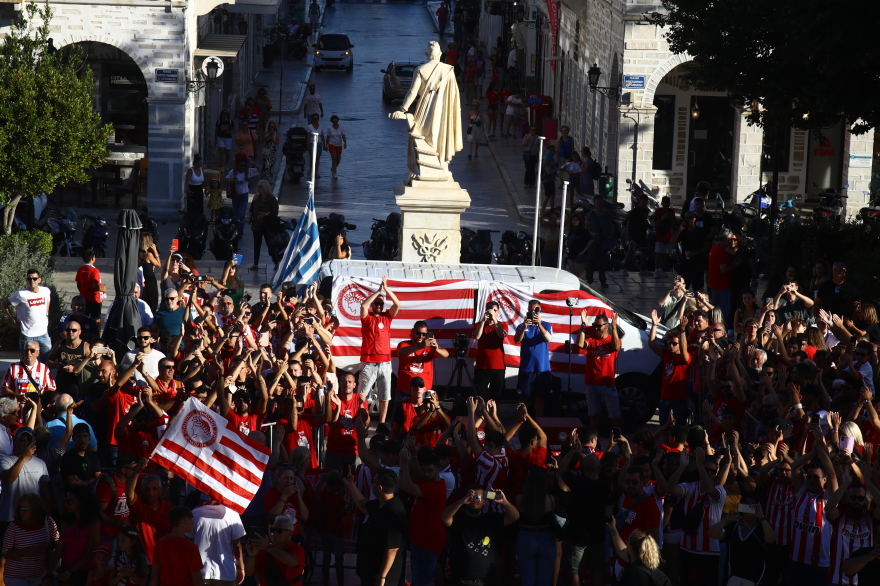 Ολυμπιακός: Στην Ερμούπολη της Σύρου οι ευρωπαϊκές κούπες - Φωτογραφίες 