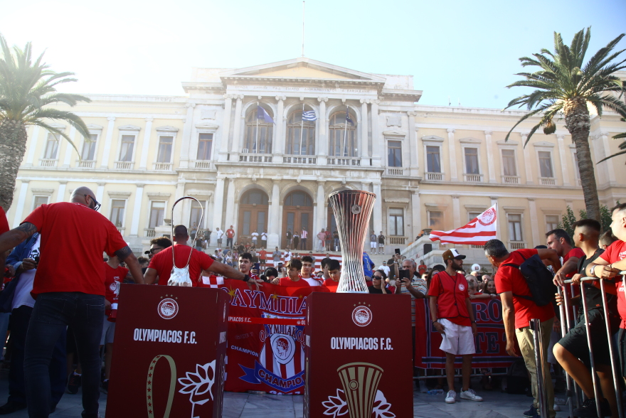 Ολυμπιακός: Στην Ερμούπολη της Σύρου οι ευρωπαϊκές κούπες - Φωτογραφίες 