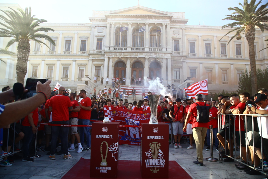 Ολυμπιακός: Στην Ερμούπολη της Σύρου οι ευρωπαϊκές κούπες - Φωτογραφίες 