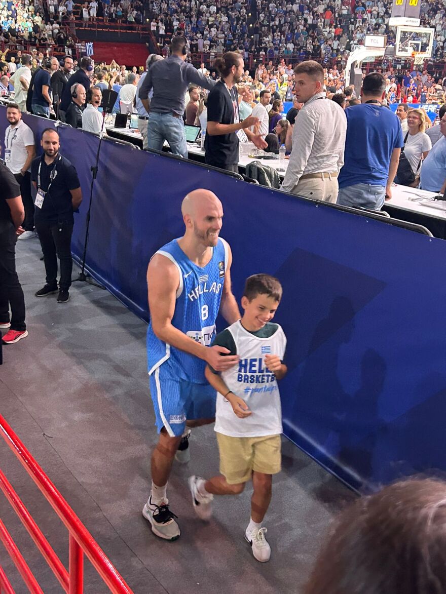 Ατελείωτο γαλανόλευκο πάρτι στο ΣΕΦ μετά την πρόκριση της Εθνικής - Δείτε βίντεο