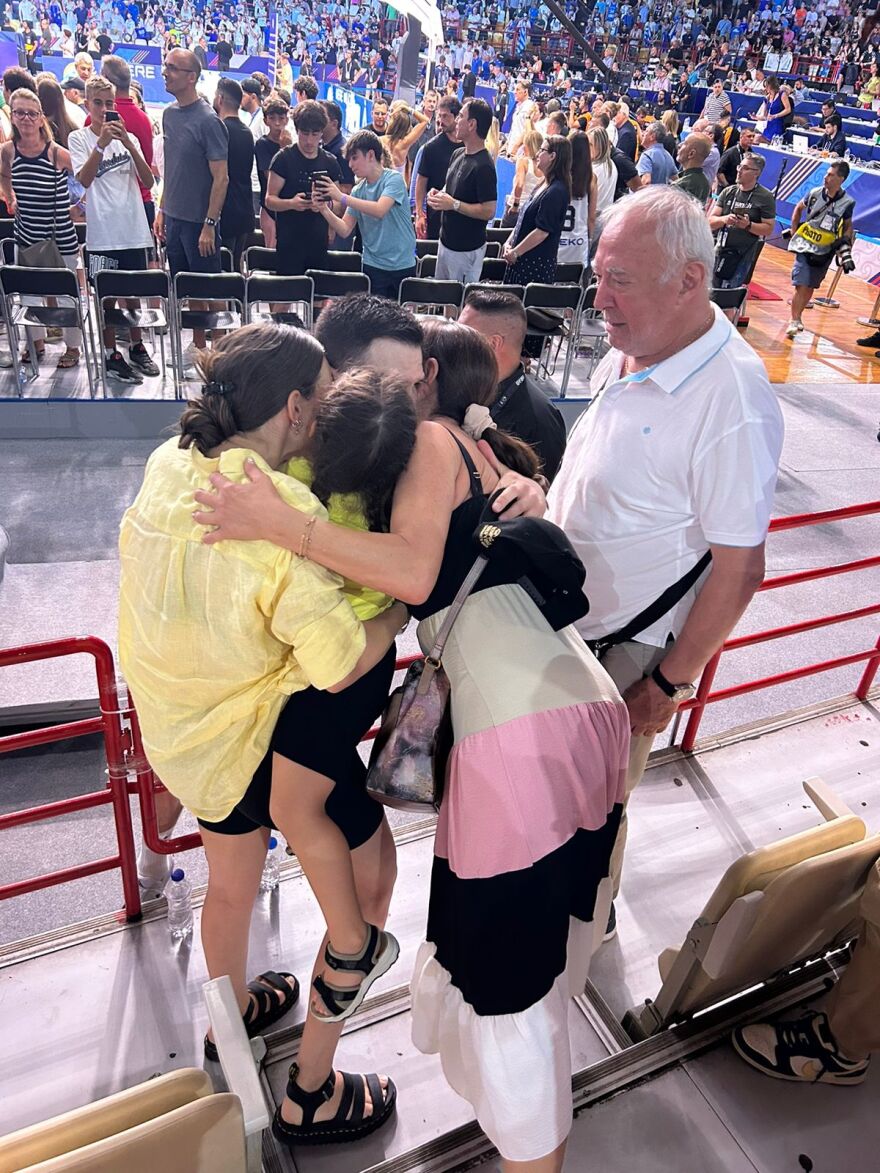 Ατελείωτο γαλανόλευκο πάρτι στο ΣΕΦ μετά την πρόκριση της Εθνικής - Δείτε βίντεο