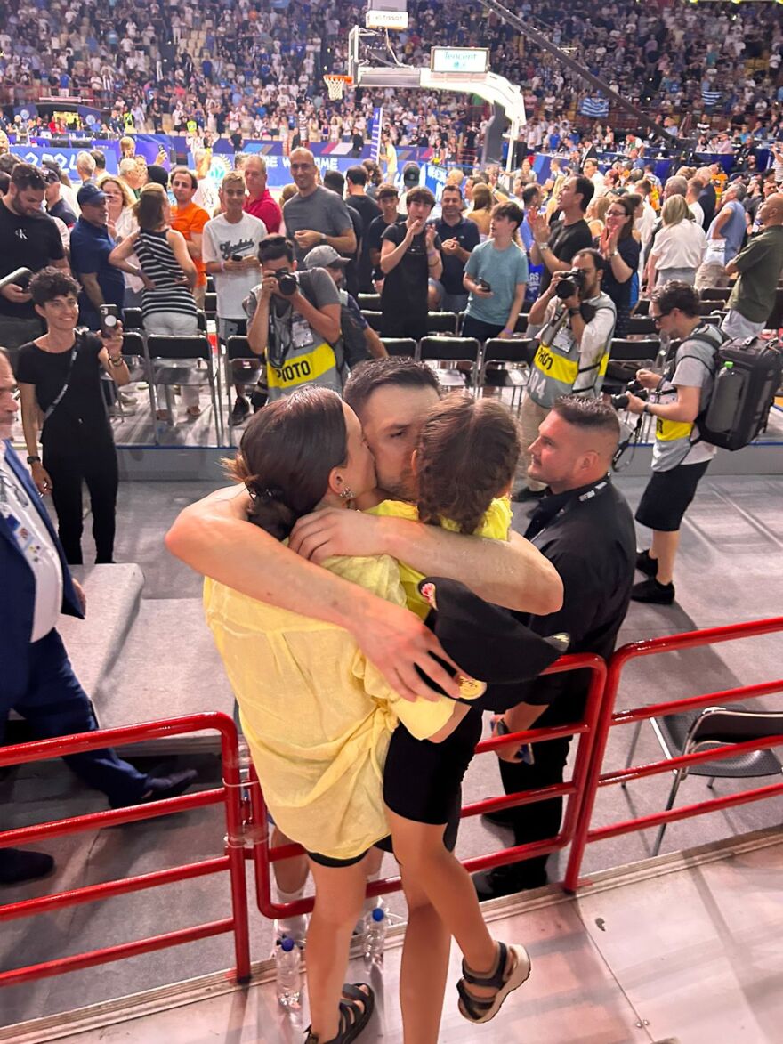 Ατελείωτο γαλανόλευκο πάρτι στο ΣΕΦ μετά την πρόκριση της Εθνικής - Δείτε βίντεο