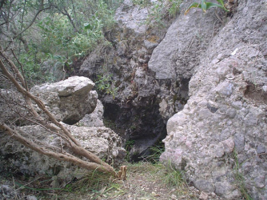Φενεός, το βάραθρο με τους χιλιάδες νεκρούς αμάχους, θύματα του ΕΛΑΣ και της ΟΠΛΑ