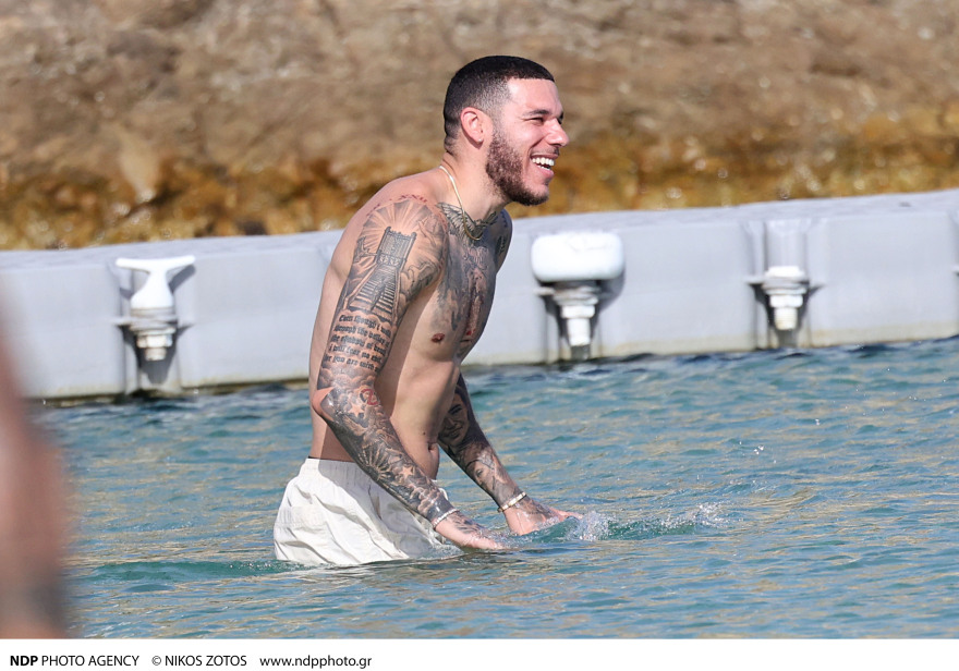 Λόνζο Μπολ: Οι φωτογραφίες του στη Μύκονο με τη σύντροφό του