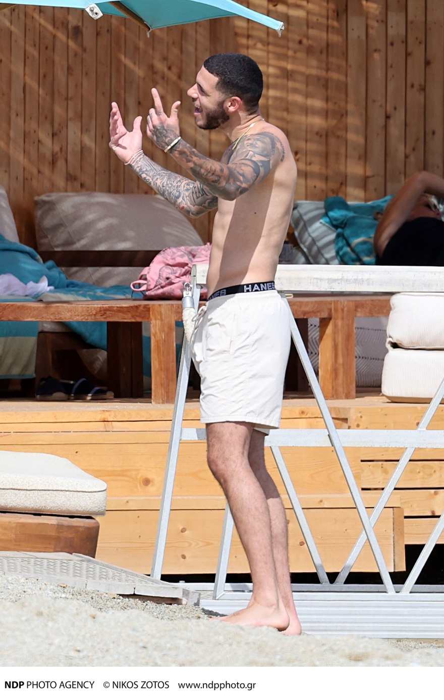 Λόνζο Μπολ: Οι φωτογραφίες του στη Μύκονο με τη σύντροφό του