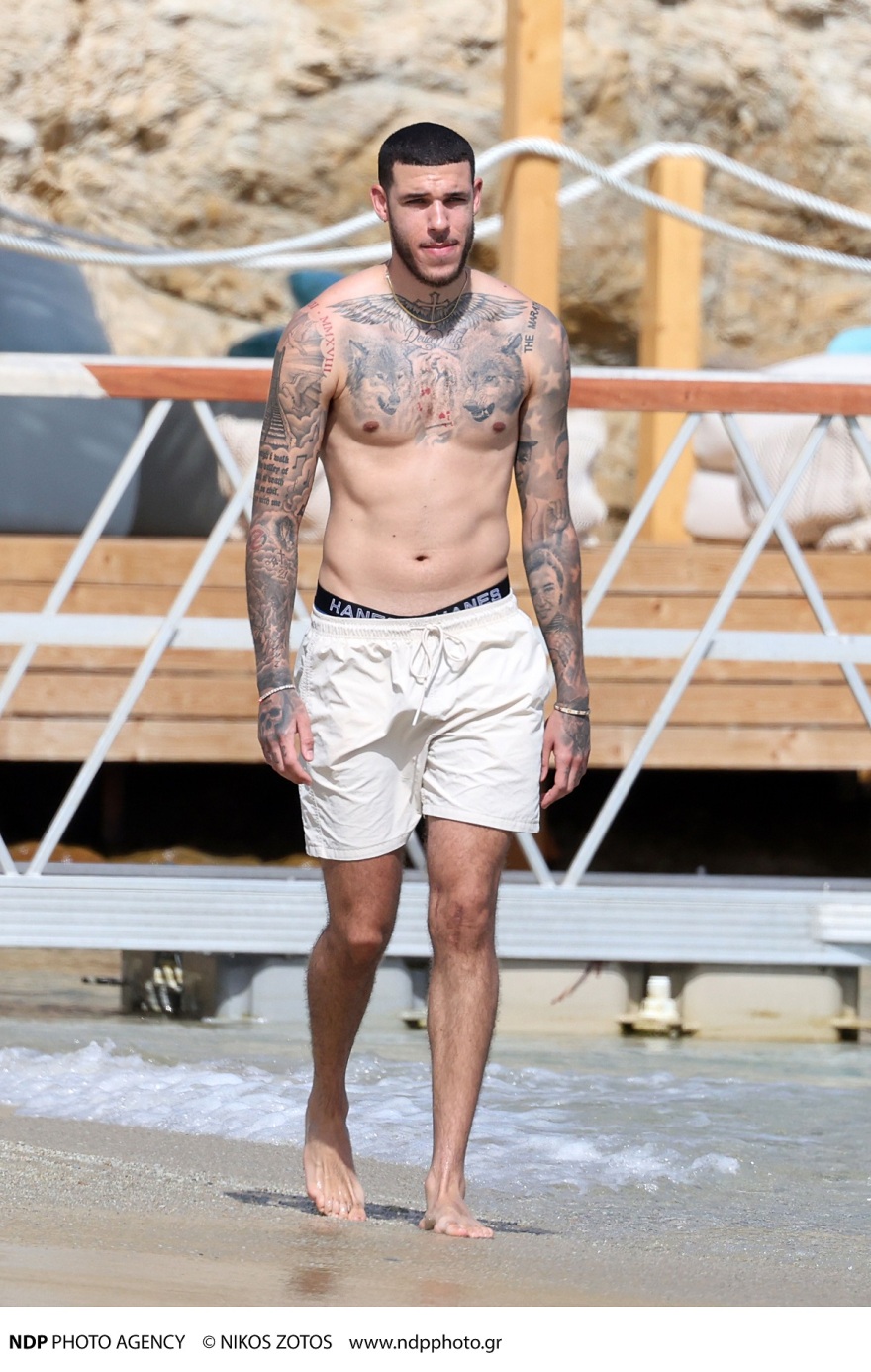 Λόνζο Μπολ: Οι φωτογραφίες του στη Μύκονο με τη σύντροφό του