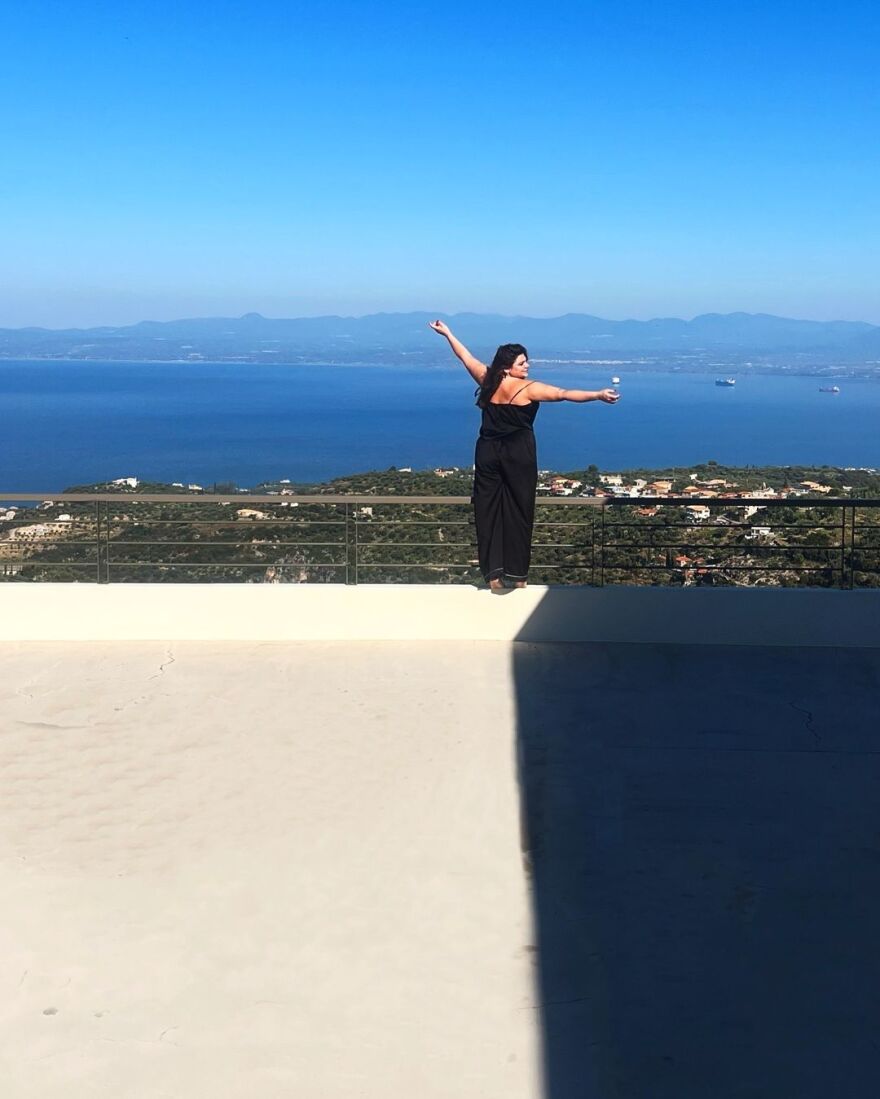 Δανάη Μπάρκα: Η ανάρτηση από τις διακοπές της - Έχει άλλη χάρη να ξυπνάς πιο αργά, γράφει